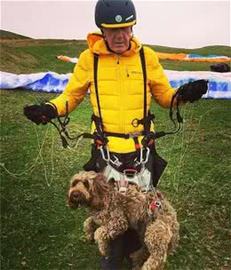 狗子飞上天！美国一男子带澳洲牧羊犬乘坐滑翔机，狗子丝毫不慌