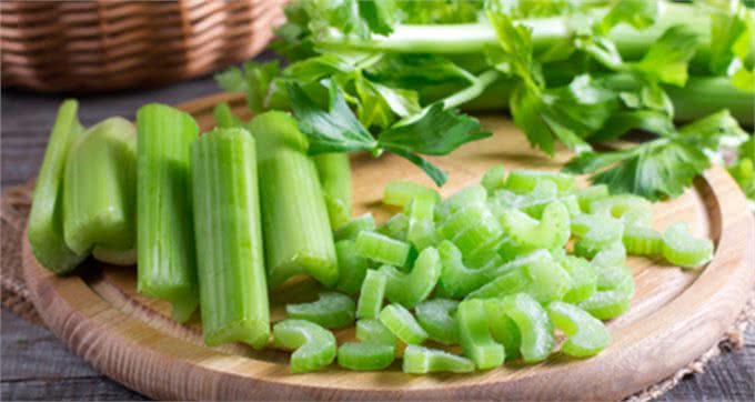 家中的厨房里,有哪些蔬菜适合狗狗吃?